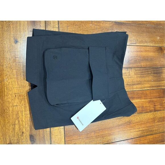 Lululemon Relaxed-Fit Super-High-Rise Cargo Short 4" Sz 4-6 - Picture 4 of 5